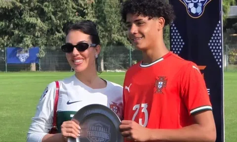 Con trai Ronaldo vô địch giải trẻ