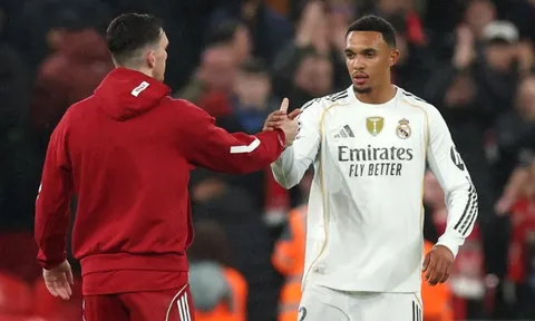 Carragher: 'Alexander-Arnold đã đánh lừa chúng tôi'