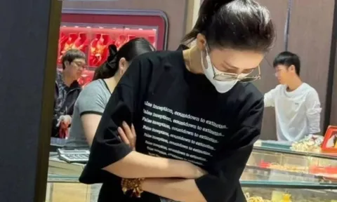 Bắt gặp một mỹ nhân showbiz đi mua vàng sau ly hôn chồng, lộ chi tiết gây choáng