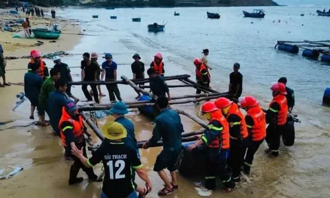 Chùm ảnh: Người dân miền Trung hối hả ứng phó bão số 13 (Kalmaegi)