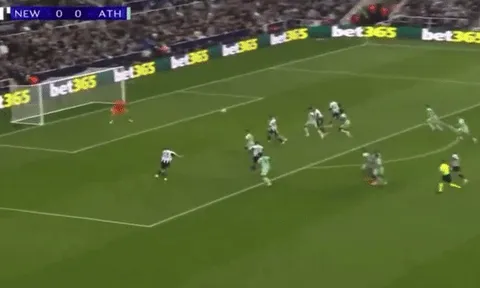 Siêu phẩm bằng đầu gây sốt ở Champions League