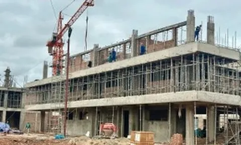 Đua với thời gian xây dựng ngôi trường vùng biên