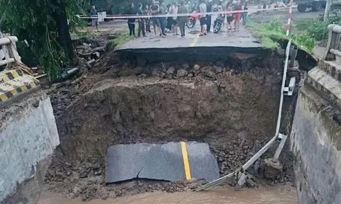 Đường sắt tê liệt, nhiều tuyến quốc lộ qua miền Trung-Tây Nguyên ngập nước