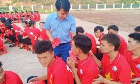 Thầy giáo vùng cao gieo khát vọng học tập cho học trò dân tộc thiểu số