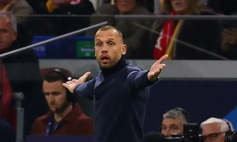 Ajax sa thải John Heitinga sau thảm họa Champions League