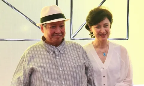 Nam diễn viên U75 cưới vợ hoa hậu kém 13 tuổi lên tiếng về hình ảnh ngồi xe lăn ở sân bay gây xôn xao