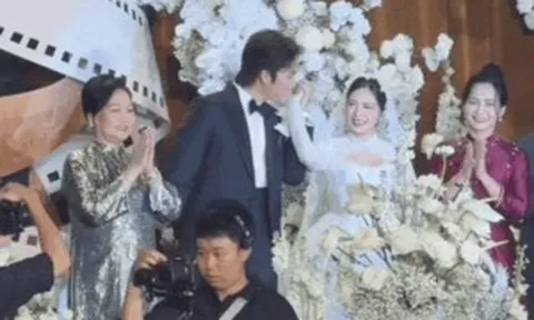 Đám cưới Đình Tú - Ngọc Huyền: Cô dâu bật khóc nức nở, chú rể ngay lập tức dỗ dành trên sân khấu