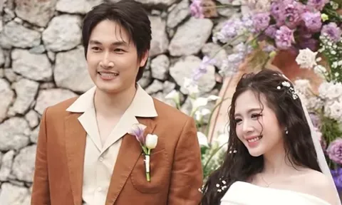 Đình Tú - Ngọc Huyền lên đồ trước giờ G đám cưới, cô dâu quyến rũ diện váy trễ vai lộ điểm 'hớp hồn'