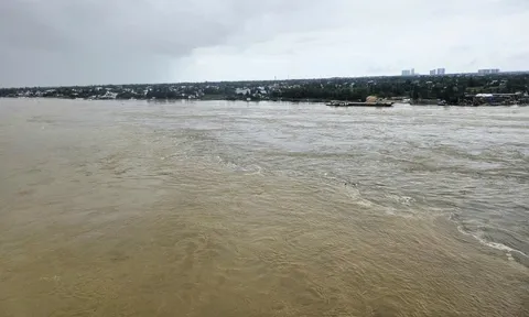 Ảnh hưởng bão số 13, lũ các sông ở Đà Nẵng và Huế lên trở lại