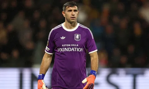 Emiliano Martinez bị trừng phạt