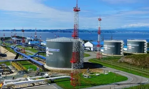 Trừng phạt dầu Nga: Tổng thống Trump xem xét 'ưu ái' Hungary; hai tàu của Moscow lênh đênh ở kênh đào Suez