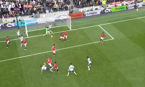 Lammens gây sốt với pha cứu thua khó tin