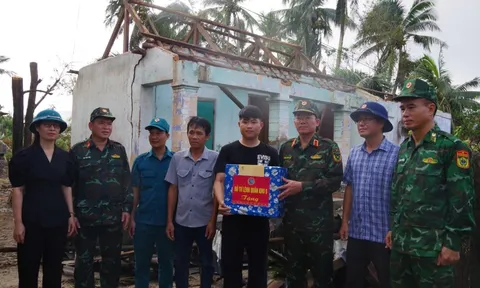 Chính ủy Quân khu 5 thăm, động viên người dân bị thiệt hại do bão số 13