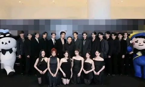 Bức ảnh nhóm nhạc nữ quỳ dưới dàn sao nam đang bị chỉ trích dữ dội