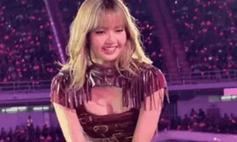 Lisa (BLACKPINK) tiếp tục khiến fan 'đỏ mặt' với mốt mới, táo bạo không kém loạt đồ diễn hở bạo khoe body