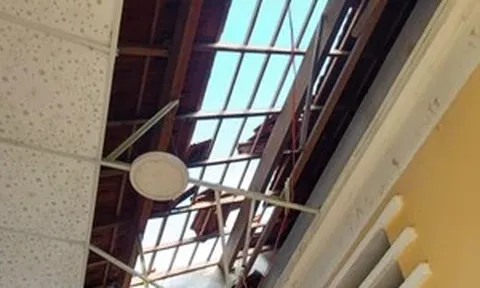 Trường học ở Gia Lai tan hoang sau bão Kalmaegi