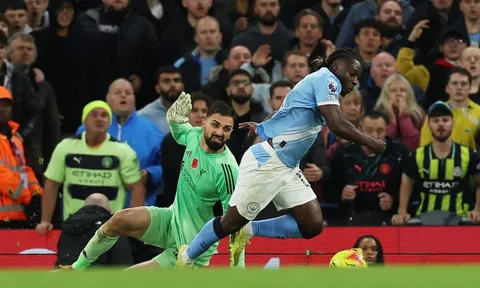 Doku huỷ diệt cả hệ thống phòng ngự Liverpool