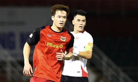 Tiến Linh kèm Hoàng Đức 'như hình với bóng'