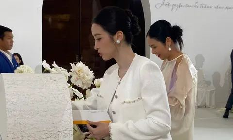Đỗ Mỹ Linh diện đồ giản dị, 'lẻ bóng' ăn cưới Đỗ Thị Hà