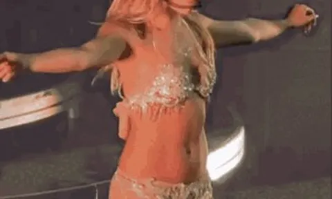 Nữ ca sĩ mặc nội y lên sân khấu biểu diễn khiến hàng nghìn khán giả ngượng đỏ mặt