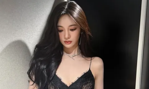 Nữ ca sĩ 2k2 gây 'sốt' với ảnh mặc nội y phô trọn thân hình nóng bỏng