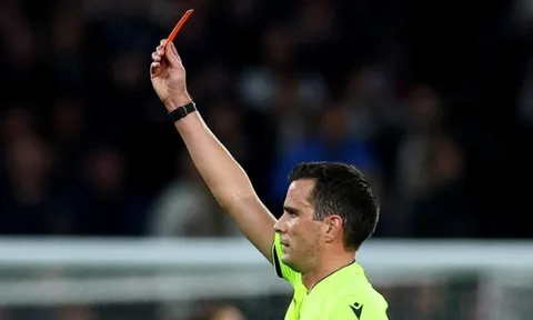 Cầu thủ bị thẻ đỏ vì đi vệ sinh ngay trong sân