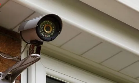 Bí mật trong ngôi nhà lắp đặt 10 camera giám sát bên ngoài