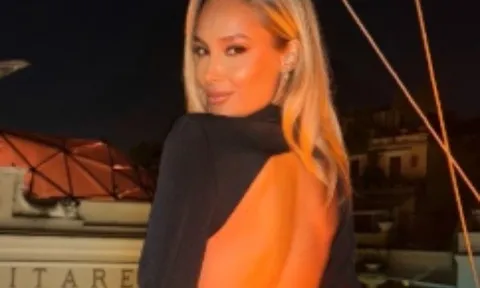 Rãnh lưng gây chú ý của 'búp bê Barbie sống'