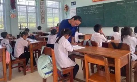 Thầy trò vùng bão vừa dọn trường vừa duy trì dạy học