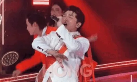 Nam ca sĩ Việt 6 múi lộ chi tiết 'ngượng đỏ mặt' khi diễn cực sung trên sân khấu