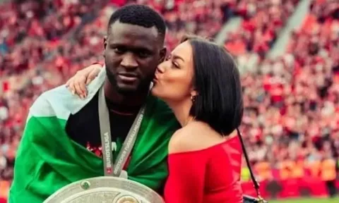 Nhà vô địch Bundesliga bị bạn gái bỏ vì để mẹ giữ tiền