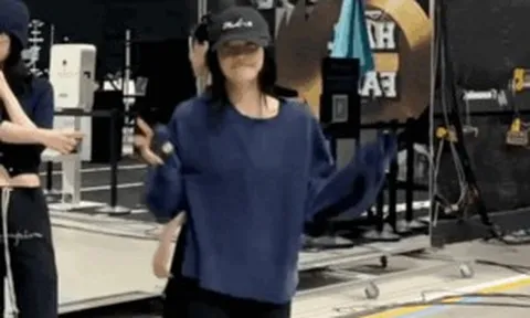 Nữ ca sĩ 2k2 gây lo lắng về vóc dáng 'mỏng như lá lúa', nhưng đôi chân mới là điều gây chú ý