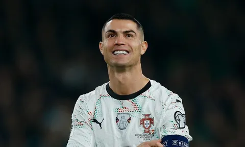 Ronaldo rời tuyển Bồ Đào Nha sau khi nhận thẻ đỏ
