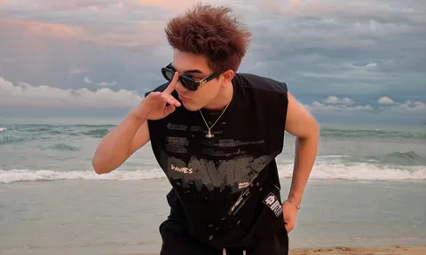 Nam ca sĩ Vbiz 'trượt tay' công khai ảnh tình tứ với cô gái lạ mặt