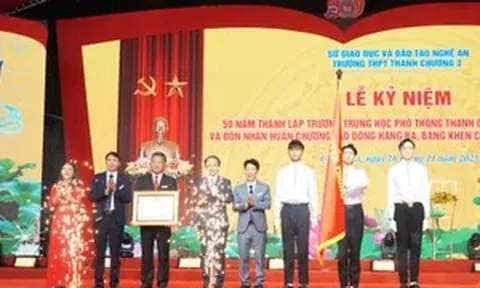 Trường THPT Thanh Chương 3 (Nghệ An) lần thứ 2 đón Huân chương Lao động hạng Ba
