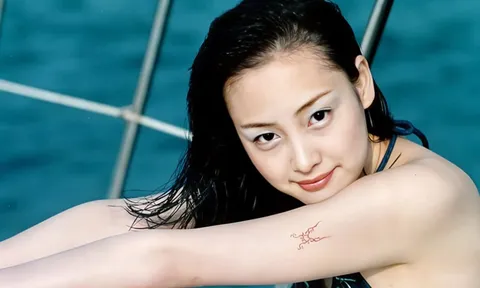 Mỹ nhân showbiz đổi đời nhờ clip 2 giây, cưới nam thần đẹp nhất cả nước giờ ra sao?