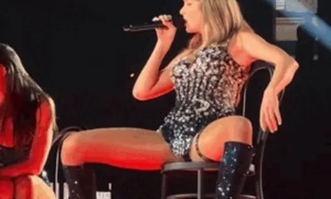 Nữ ca sĩ hạng A để lộ chi tiết phản cảm trong lúc biểu diễn gây tranh cãi dữ dội