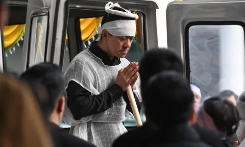 Xót xa hình ảnh ca sĩ Tuấn Hưng đội khăn trắng chịu tang, khóc sưng mắt đưa tiễn mẹ