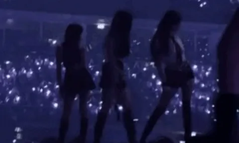 Nữ ca sĩ bất ngờ ngã quỵ trong lúc biểu diễn khiến fan hoang mang