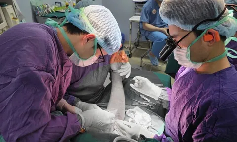 5 giờ phẫu thuật nối cánh tay đứt rời cho người đàn ông bị máy lóc gỗ cuốn nát 0