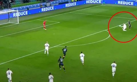 Bàn phản lưới khó tin ở vòng loại World Cup châu Âu