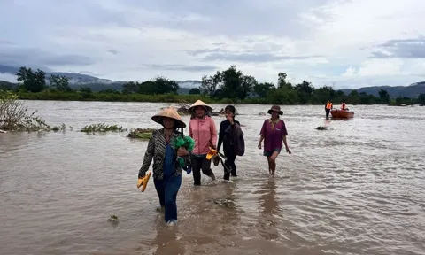 Lực lượng vũ trang kịp thời cứu 10 người dân bị cô lập do mưa lũ ở Gia Lai