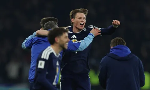 Siêu phẩm móc bóng 'điên rồ' của McTominay