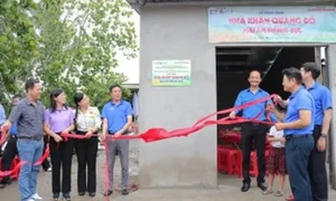 Nhiều trường đại học tại TPHCM chuyển hoa 20/11 thành hành động nhân ái