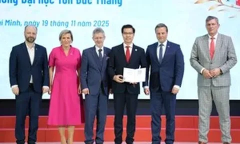 Hai nhà giáo Trường ĐH Tôn Đức Thắng nhận kỷ niệm chương của Thượng viện CH Séc