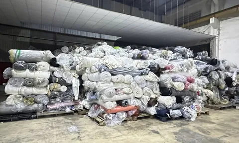 Phát hiện kho hàng chứa trên 105 tấn vải cuộn không rõ nguồn gốc