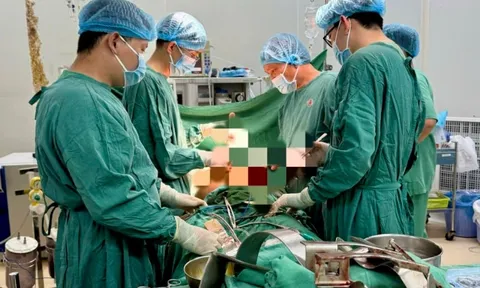 Cứu sống bệnh nhân bị đâm thủng tim, ngưng tim ngay trước mổ 0