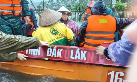 Quân khu 5 dồn lực khẩn trương ứng cứu, hỗ trợ người dân vùng lũ tỉnh Đắk Lắk