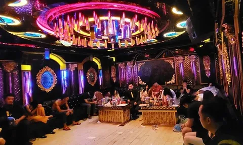 Hơn 300 cảnh sát đột kích 3 quán karaoke, bắt giữ 85 người