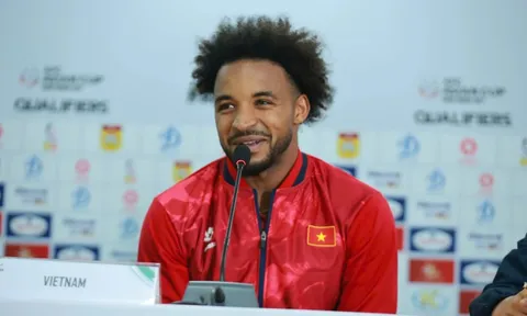 Xuân Son được đồng đội nhường đá phạt đền